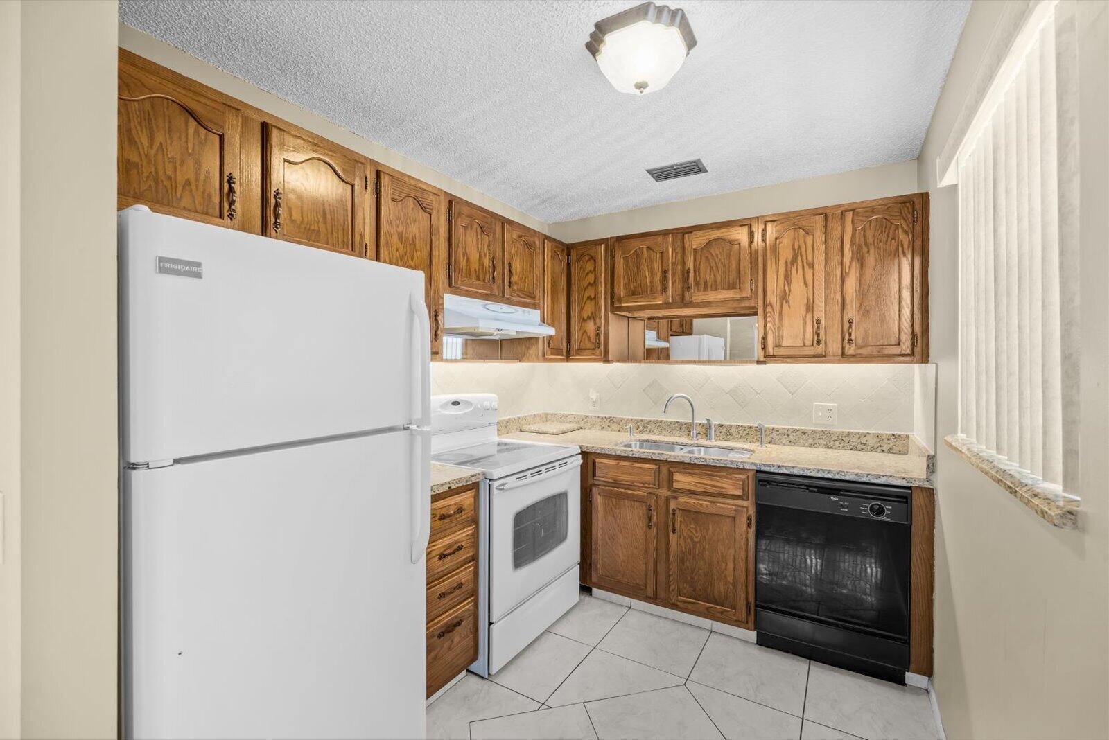 VISTA ST LUCIE BUILDINGS 9 THRU 20 - Residential Lease