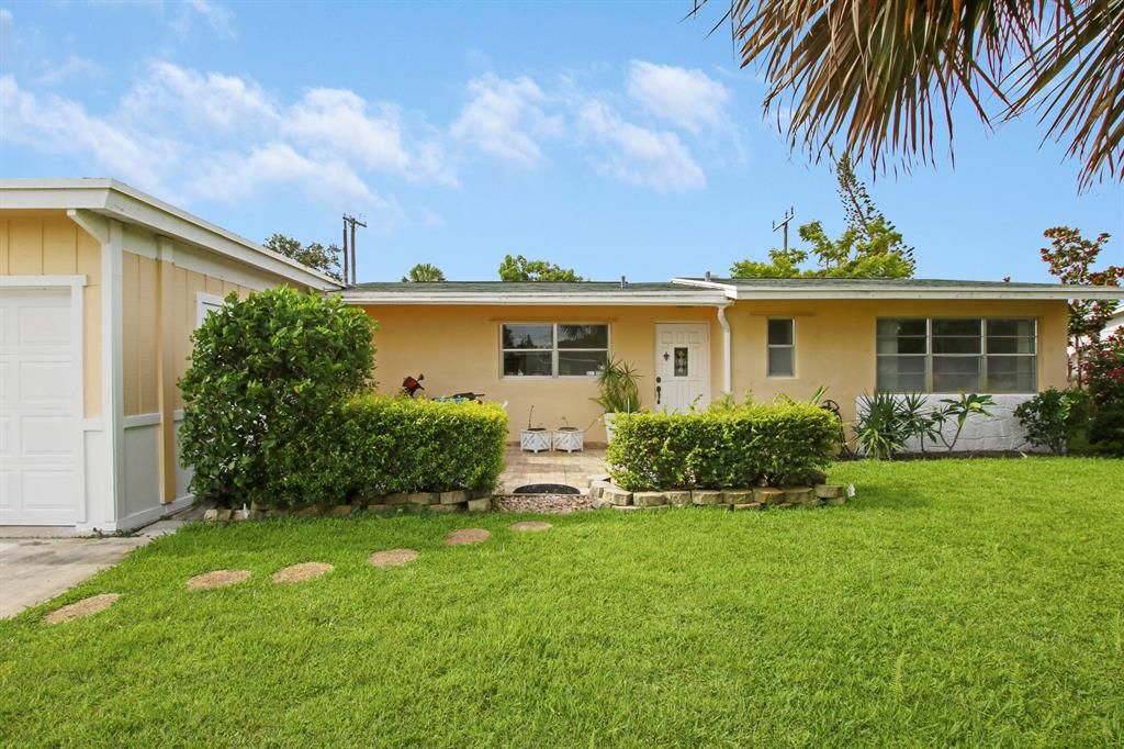 Photo of 812 Dogwood Road, North Palm Beach, FL 33408 (MLS # R10724294)