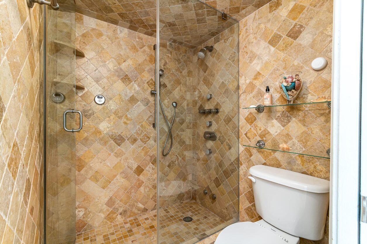 LAKESIDE CONDO - Residential Lease