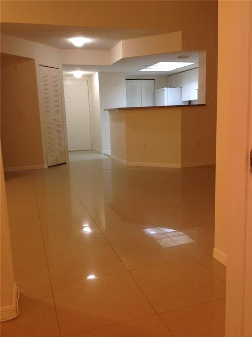 UPDATED LARGE 3/2 IN A GATED COMMUNITY, SPLIT FLOOR PLAN, WALKING DISTENDS TO THE PROMENADE SHOPS, ''A'' RATED SCHOOLS, CERAMIC/MARBLE FLOORS, RESORT STYLE AMENITIES, ON-SITE MANAGEMENT, RENT INC WATER, PETS OK, READY NOW!