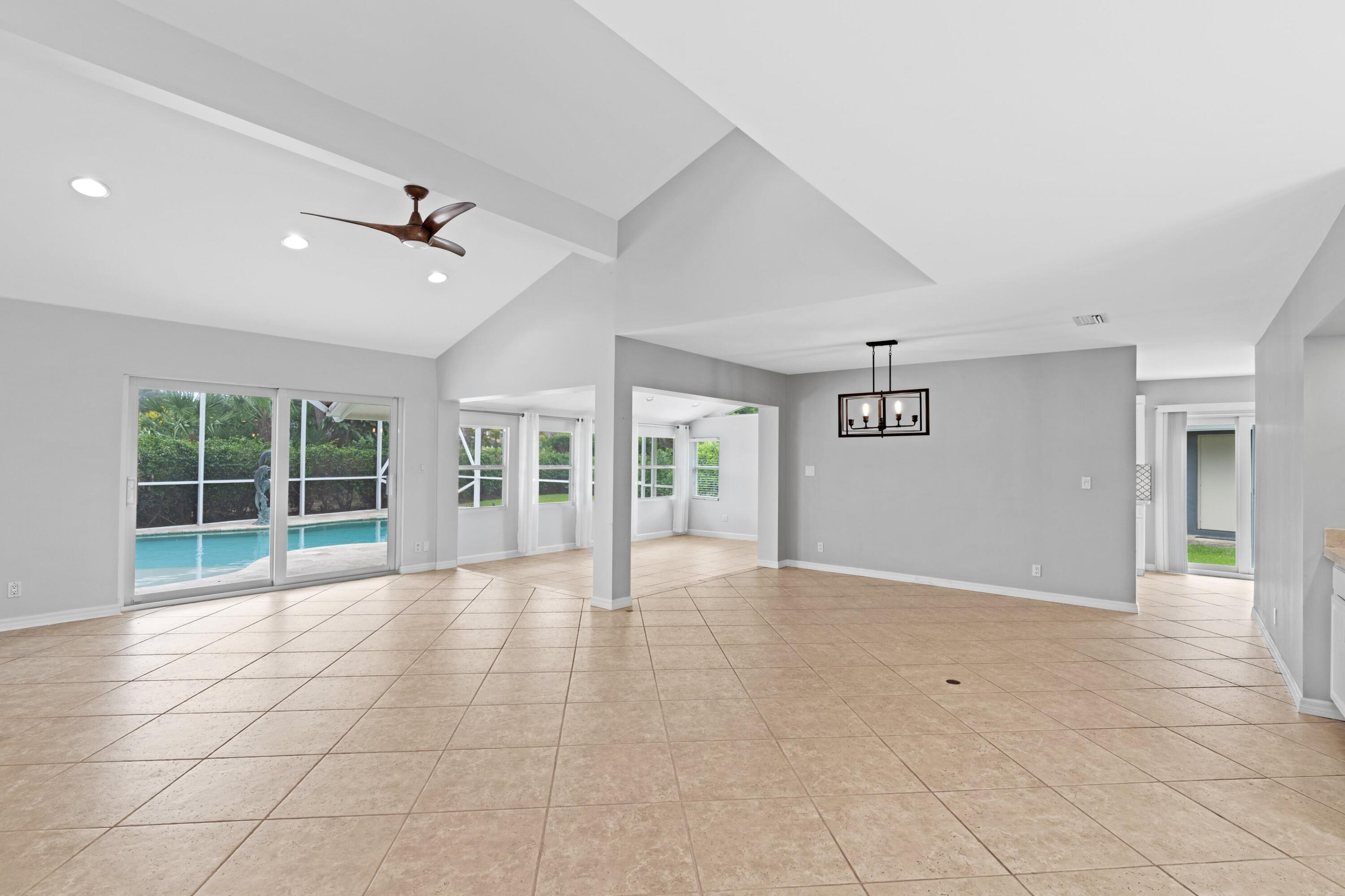 925 FOXPOINTE Circle