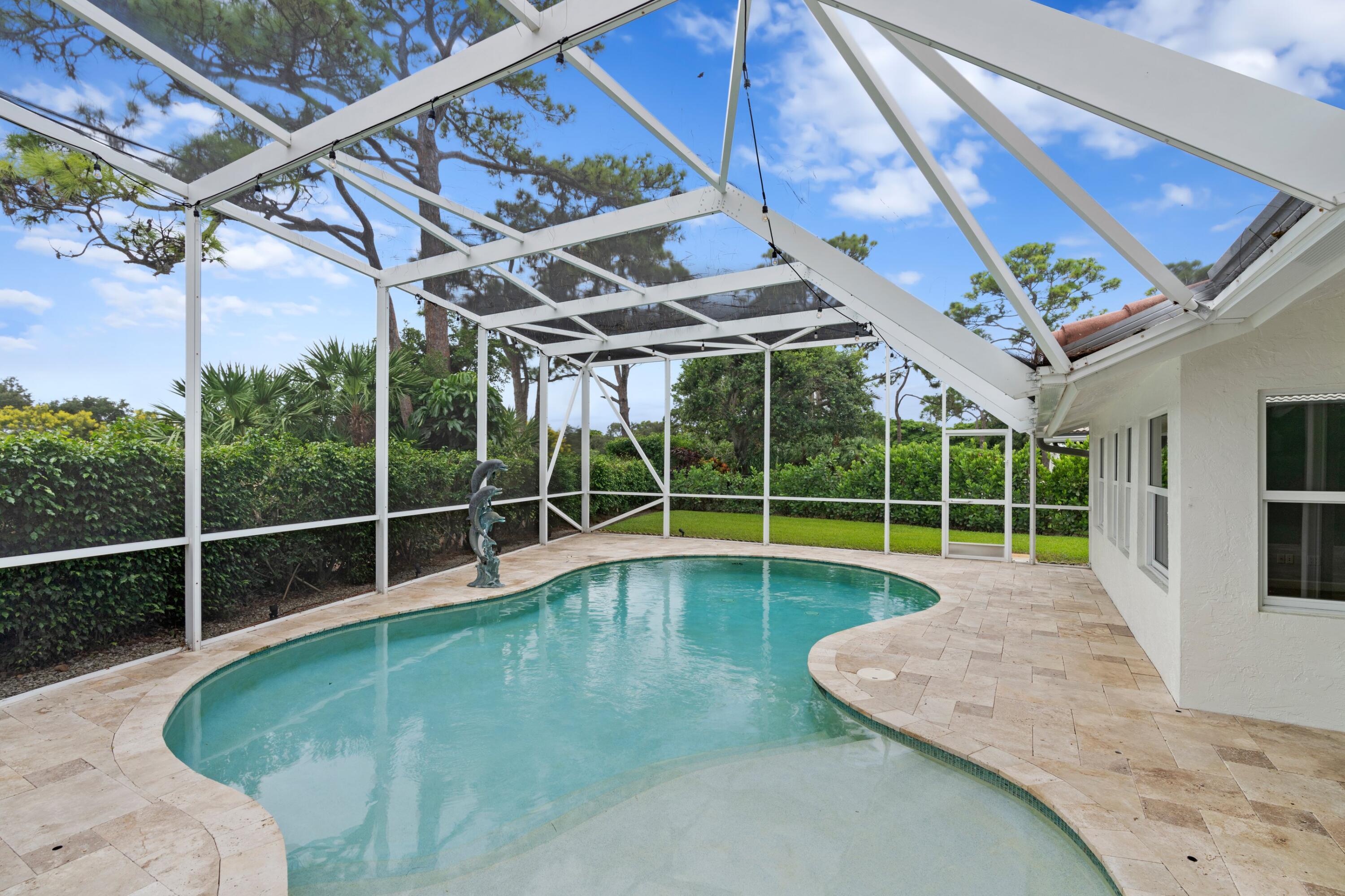 925 FOXPOINTE Circle