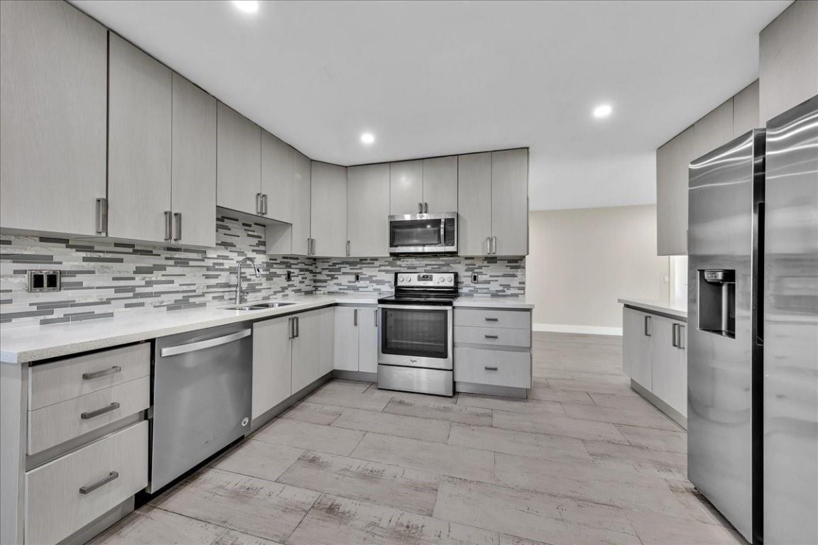 Hollywood Lakes - Residential