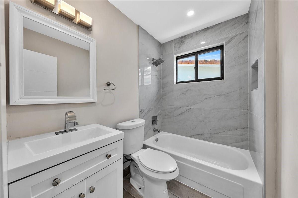 Hollywood Lakes - Residential