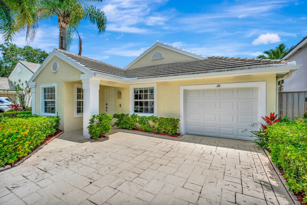Photo of 28 Admirals Court, Palm Beach Gardens, FL 33418 (MLS # B26039485)