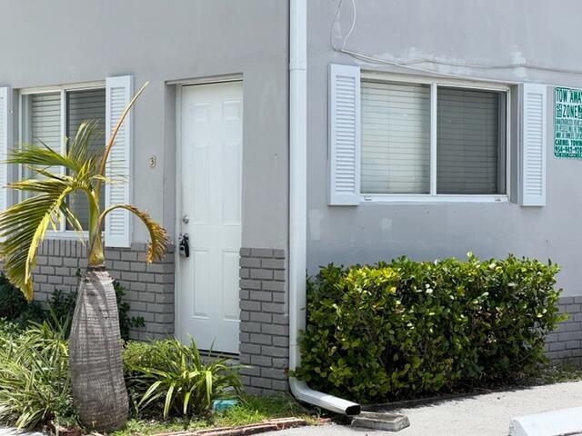 Modern and upgraded 2 bedroom 2 bathroom apartment in the heart of Victoria Park. Oversized Bedroom and large closet spaces. Upgraded kitchen and bathroom, granite countertops, hard wood cabinetry, newer appliances, central HVAC.Windows allow lots of light into the apartment.Great neighborhood. Quiet and centrally location.Just minutes to Downtown, Las Olas and Flagler Village. Enjoy a short ride to Fort Lauderadale Beach. Water and 2 parking spots are included in rent.Unit is freshly painted and ready to move in. Price just reduced.
