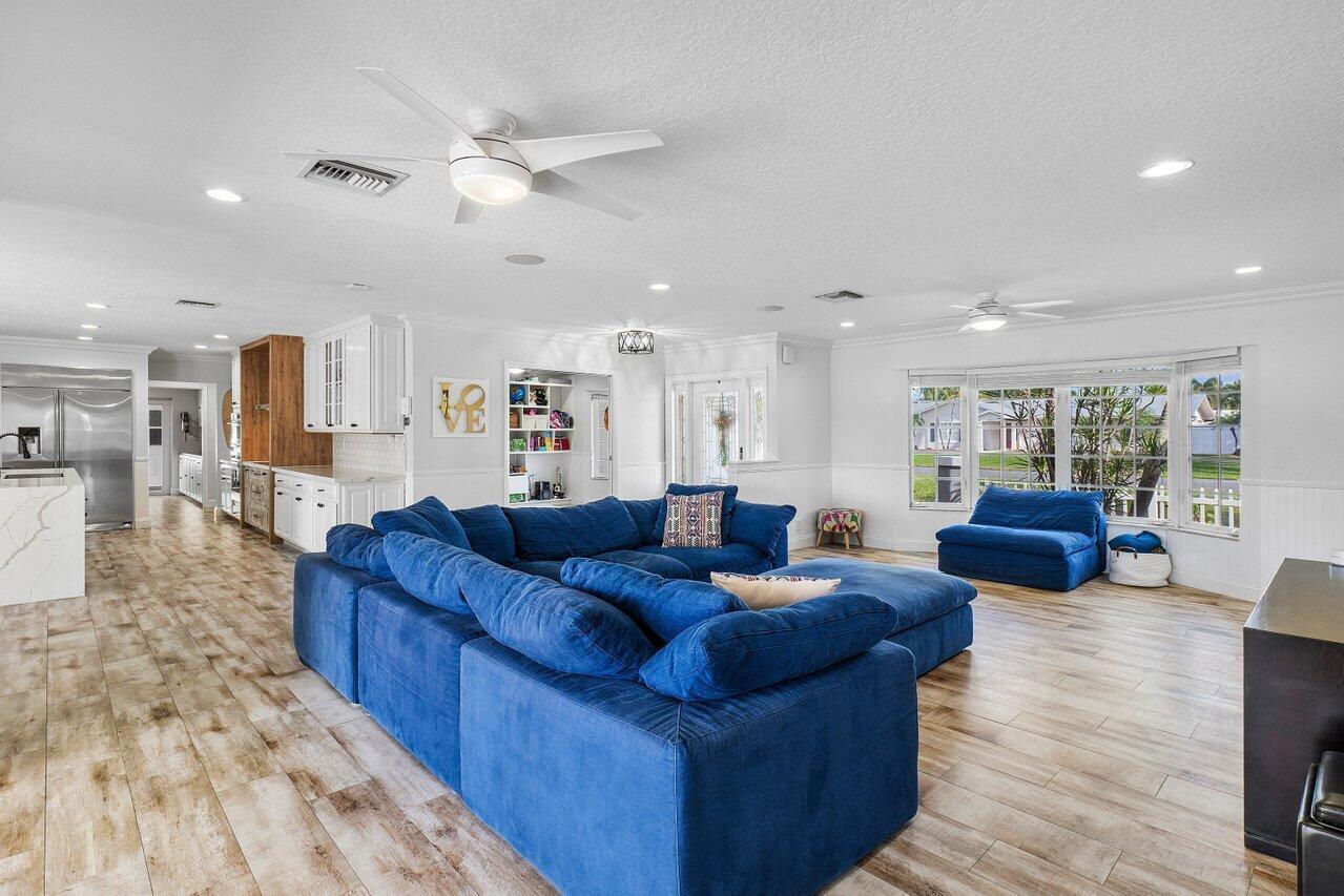3815 S LAKE Drive