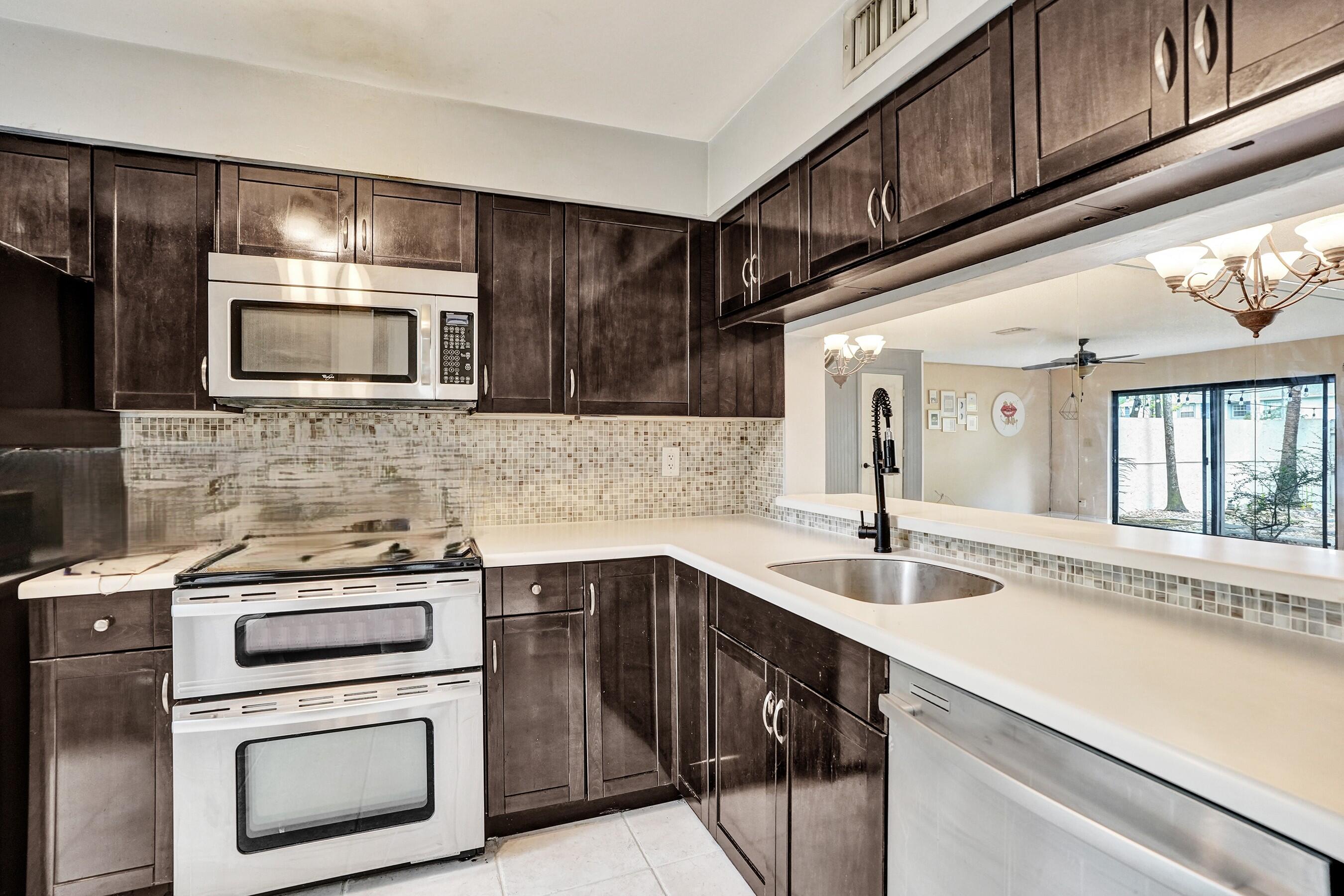 3080 S Oakland Forest Drive 101, Oakland Park, FL, 33309/$287,000 3 3080 S Oakland Forest Drive 101