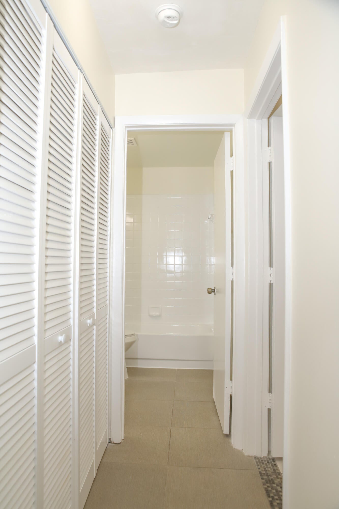 2007 W LAKEVIEW Drive W