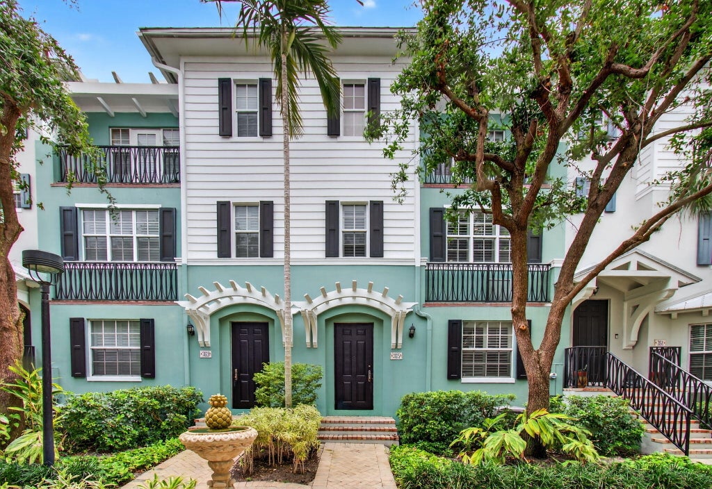 Photo of 365 W Mallory Circle, Delray Beach, FL 33483 (MLS # B26065988)
