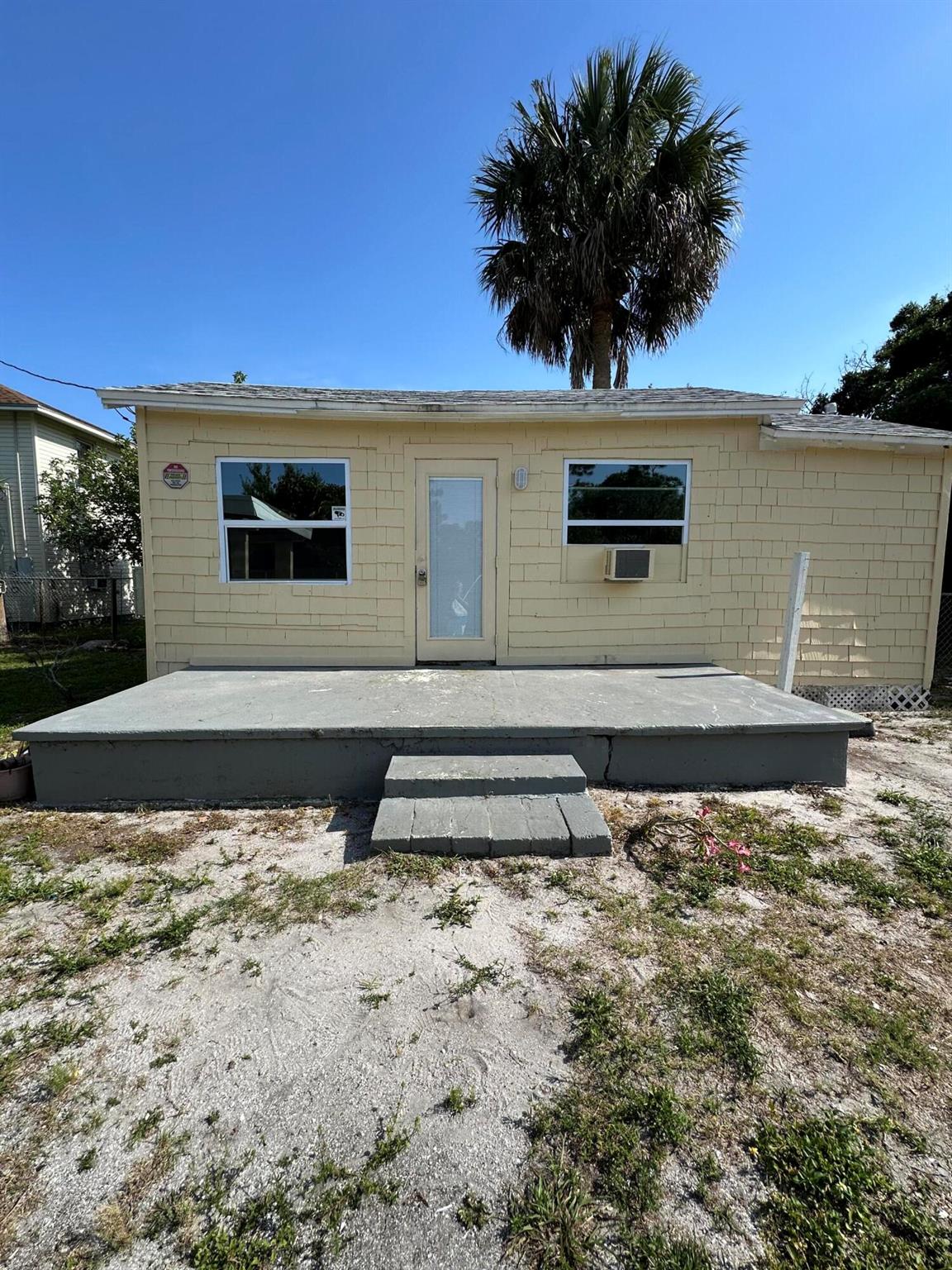 Cozy one bedroom one bath cottage in a cute fenced compound. The cottage comes with new kitchen cabinets and appliances. Just freshly painted with wood flooring, blinds and AC units . Has a large open patio, fence yard. includes water and sewer.