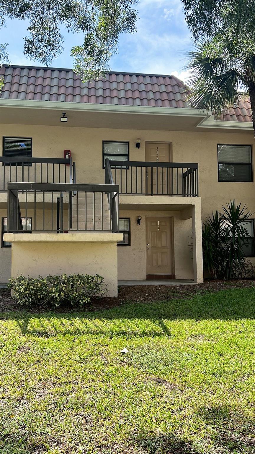 Welcome to BOCA RATON FL inmaculate 2 Bed, 2 Bath Fully Renovated Apartament , ready to move in close to everything in the heart of Boca Raton. Powerline and Palmetto area