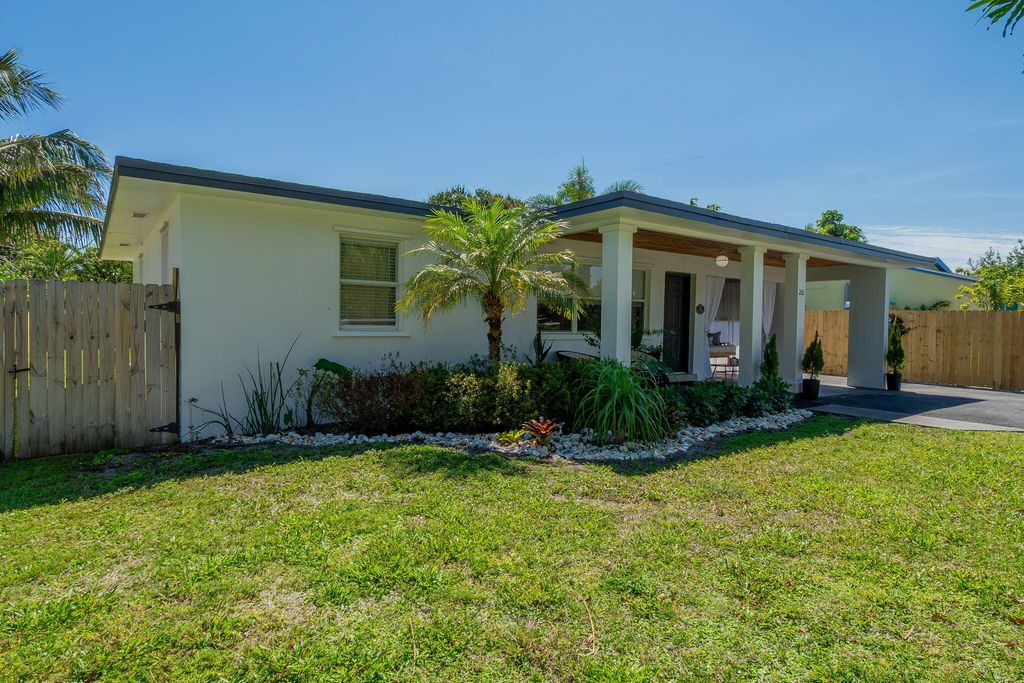 Photo of 246 NE 14th Street, Delray Beach, FL 33444 (MLS # B26009784)
