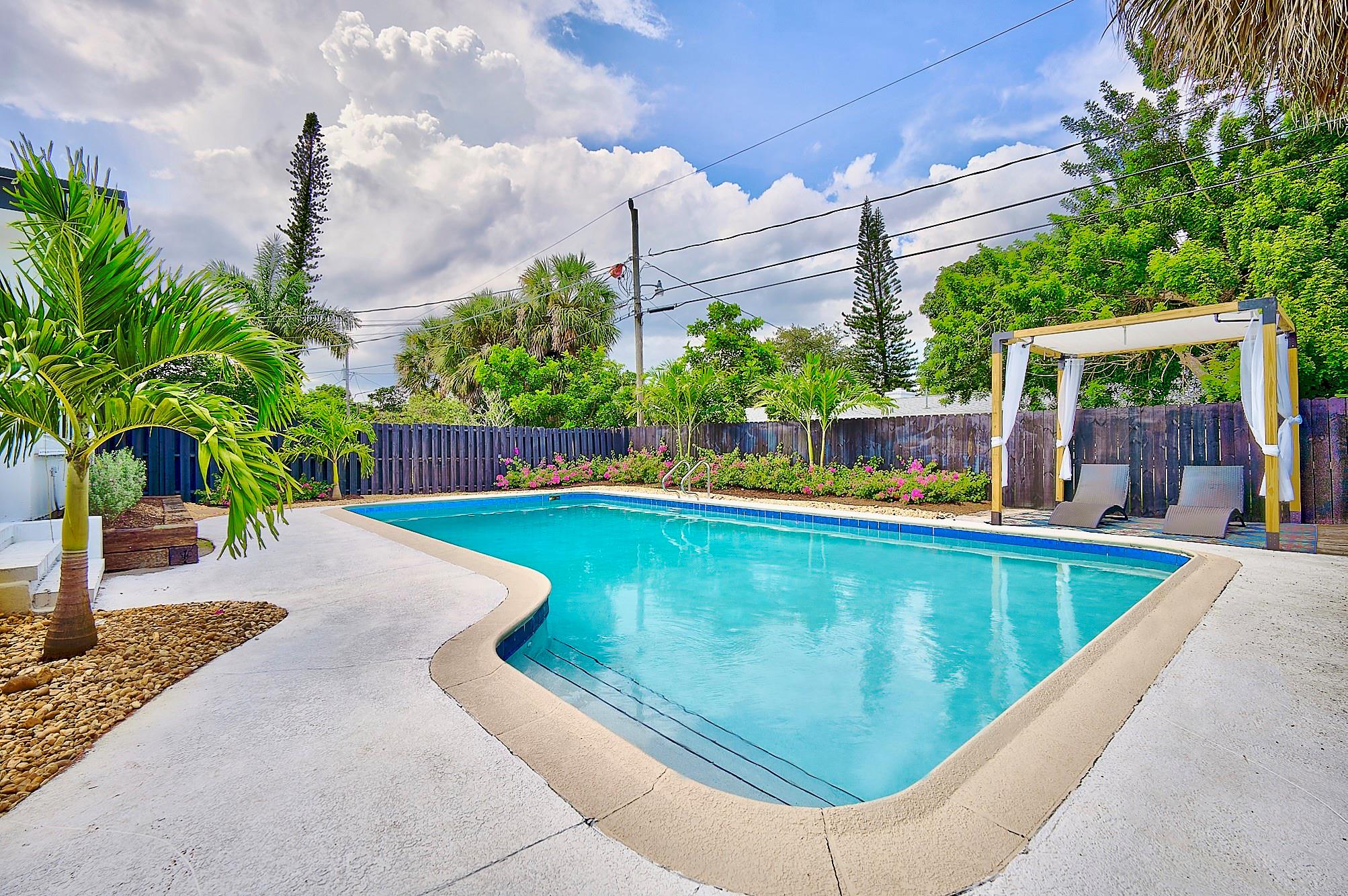 Newly remodeled and furnished! Immerse yourself in Greek island vibes while being just steps away from Wilton Dr.! We call this the Santorini home, and it's packed with amazing features: 3 bedrooms, each with a large TV and very comfortable queen sized beds, an incredible master bath, ample room for 6 people, a beautiful, private pool and outdoor area, with a lush landscape scene, BBQ, perfect for entertaining outside. Super Fast WiFi, huge TV in Living room.
The property has SONOS speakers so you can play your favorite music anytime. The piece de resistance is the family room, it's where you'll spend all your time, huge and very comfortable with 65" TV and a gorgeous view of the patio area in all its colorful splendor.
Fully stocked kitchen with brand-new stainless steel appliances.