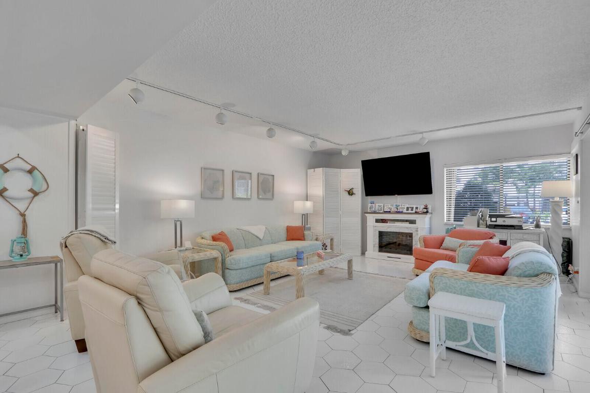 TWELVE OAKS CONDO - Residential Lease