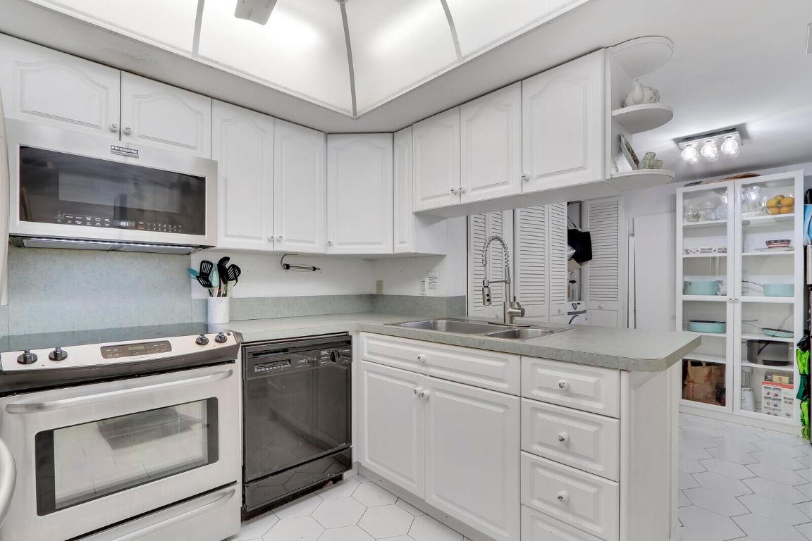 TWELVE OAKS CONDO - Residential Lease