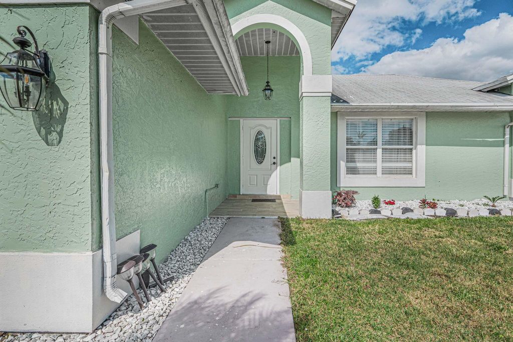 Photo of 563 SW Bradshaw Circle, Port Saint Lucie, FL 34953 (MLS # R10973100)