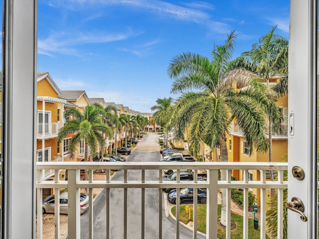 Vintage Lighthouse Point - Residential