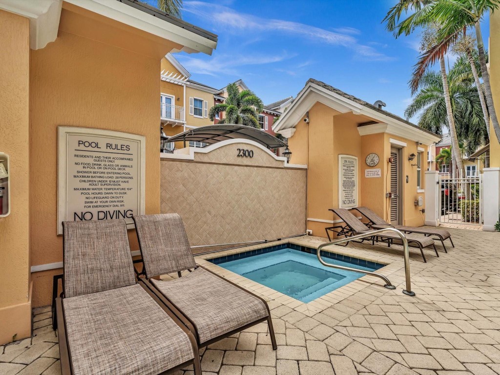 Vintage Lighthouse Point - Residential