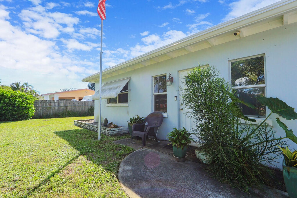 Photo of 2708 CHEROKEE Court, West Palm Beach, FL 33406 (MLS # B26086449)