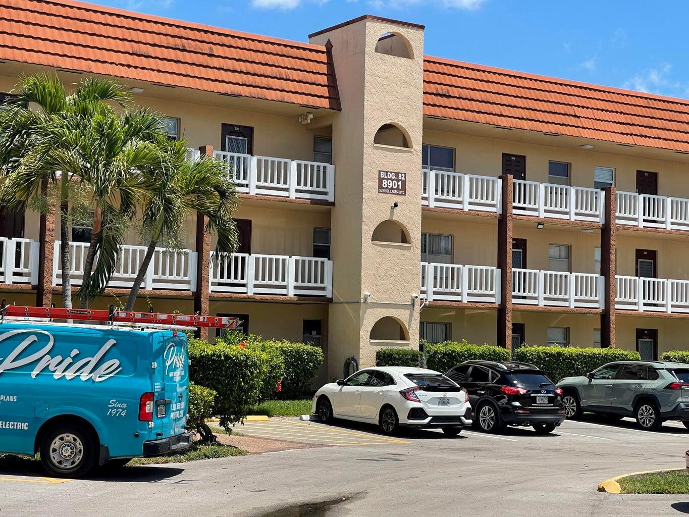 Centrally located and immaculately kept this 55+ Condo is a sure keeper. Enjoy the best of sunny South Florida, Sunrise Lakes offers the best amenities and facilities for an Active and enjoyable lifestyle.