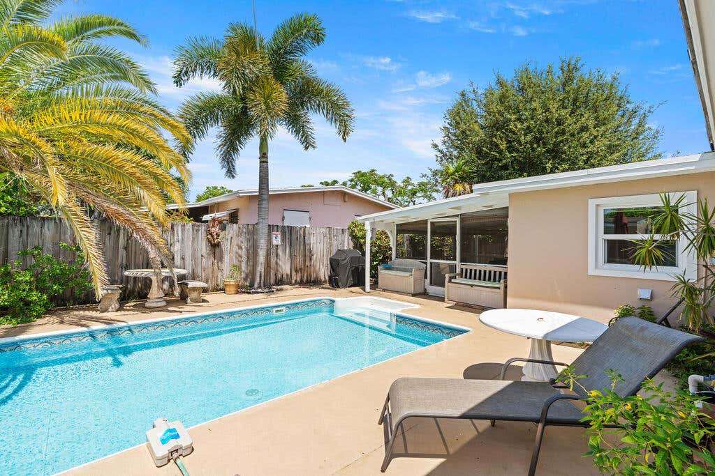 Photo of 916 W DUVAL Street, Lantana, FL 33462 (MLS # B26067441)