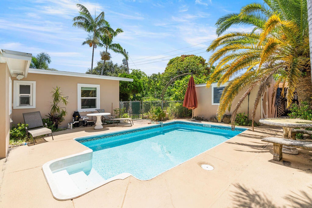 916 W DUVAL Street