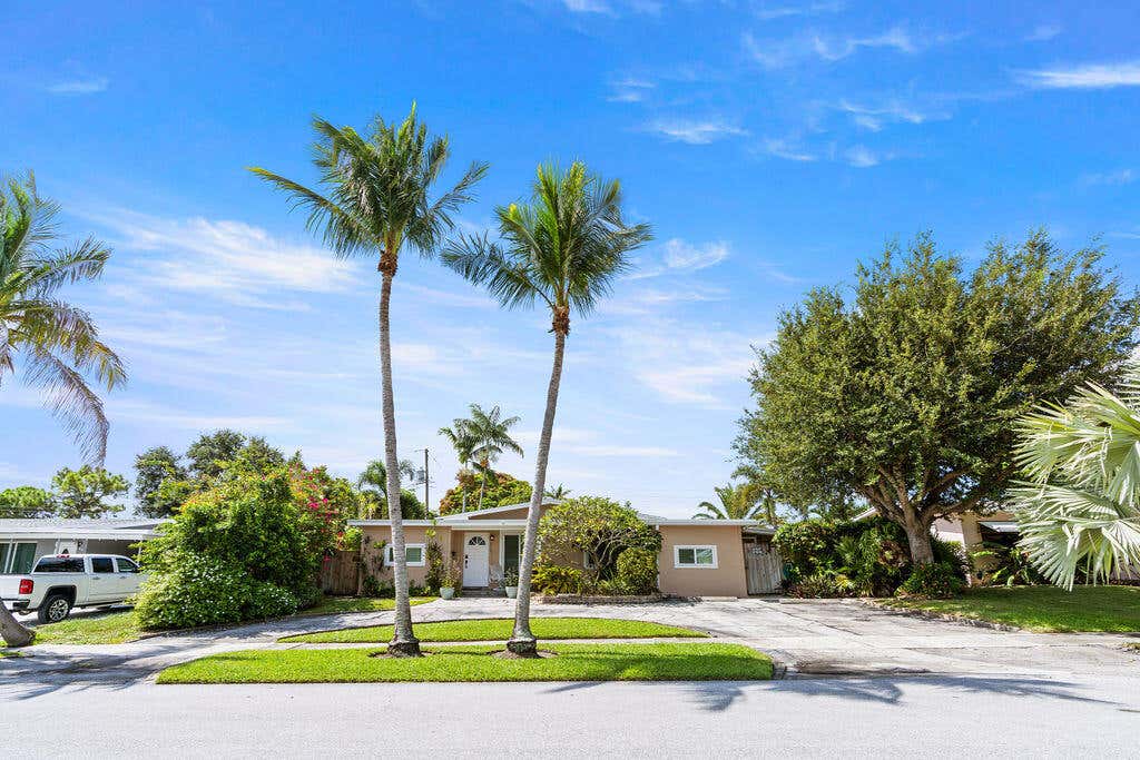 Photo of 916 W DUVAL Street, Lantana, FL 33462 (MLS # B26067441)