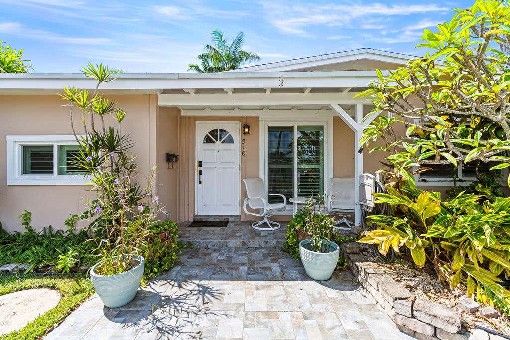 Photo of 916 W DUVAL Street, Lantana, FL 33462 (MLS # B26067441)