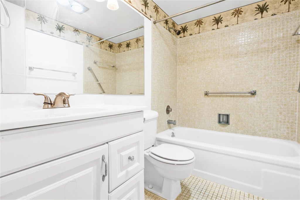 Photo of 165 Sussex I, West Palm Beach, FL 33417 (MLS # F10501678)