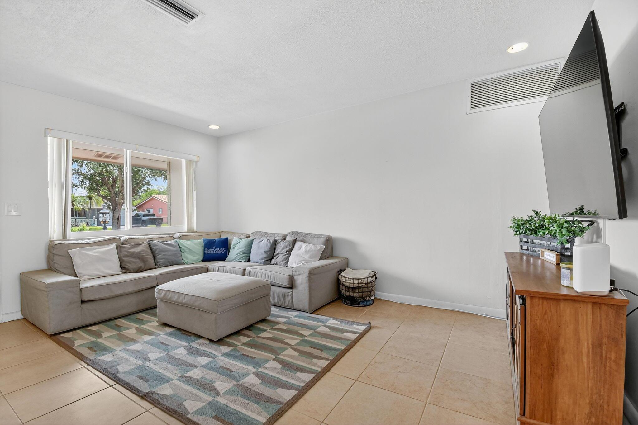 HOLLYWOOD HILLS - Residential