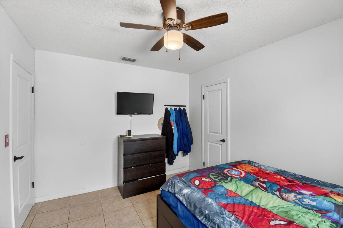 HOLLYWOOD HILLS - Residential