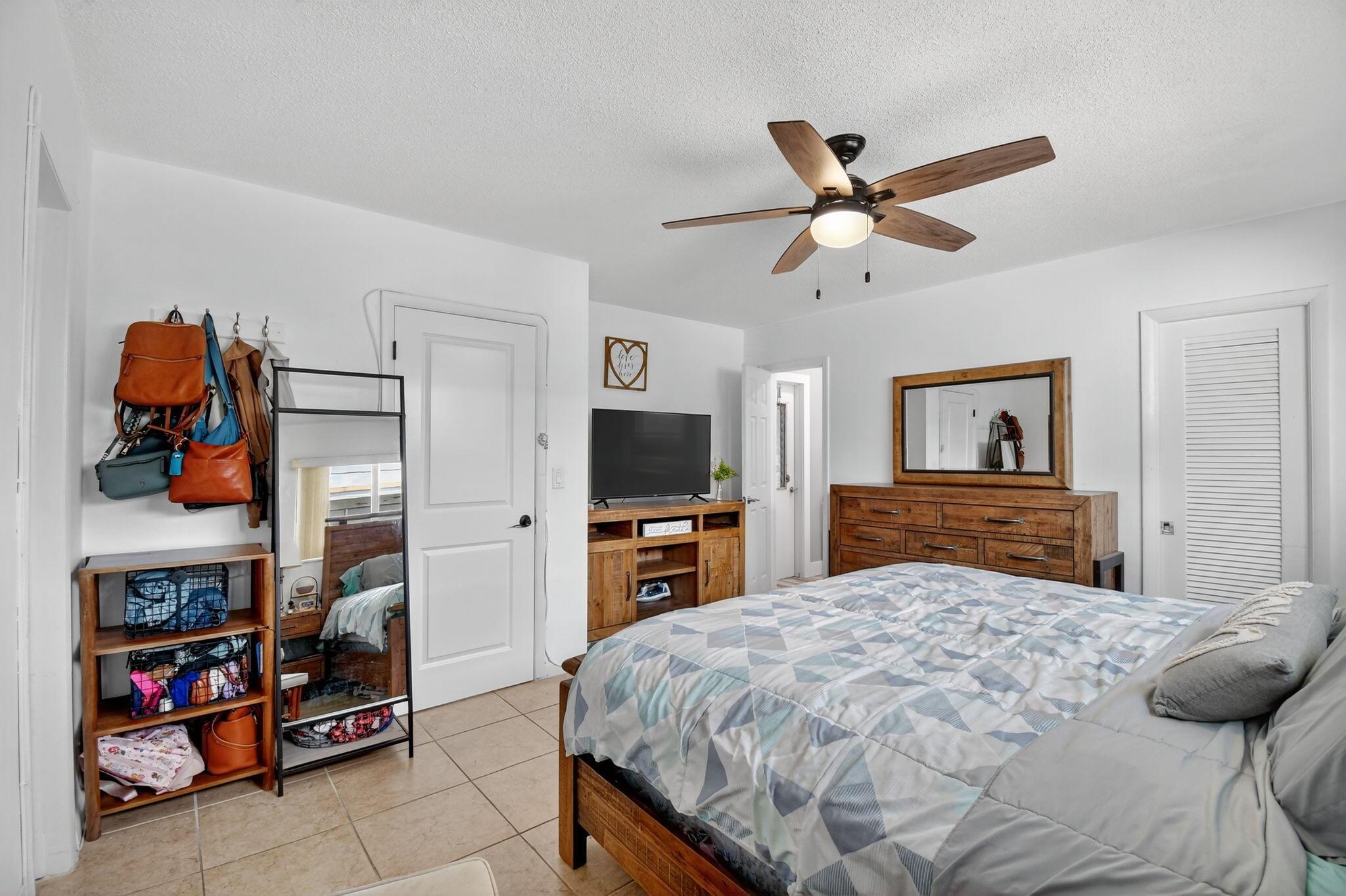 HOLLYWOOD HILLS - Residential