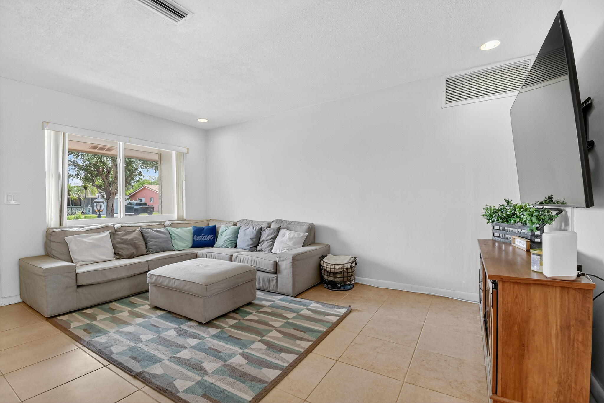 HOLLYWOOD HILLS - Residential