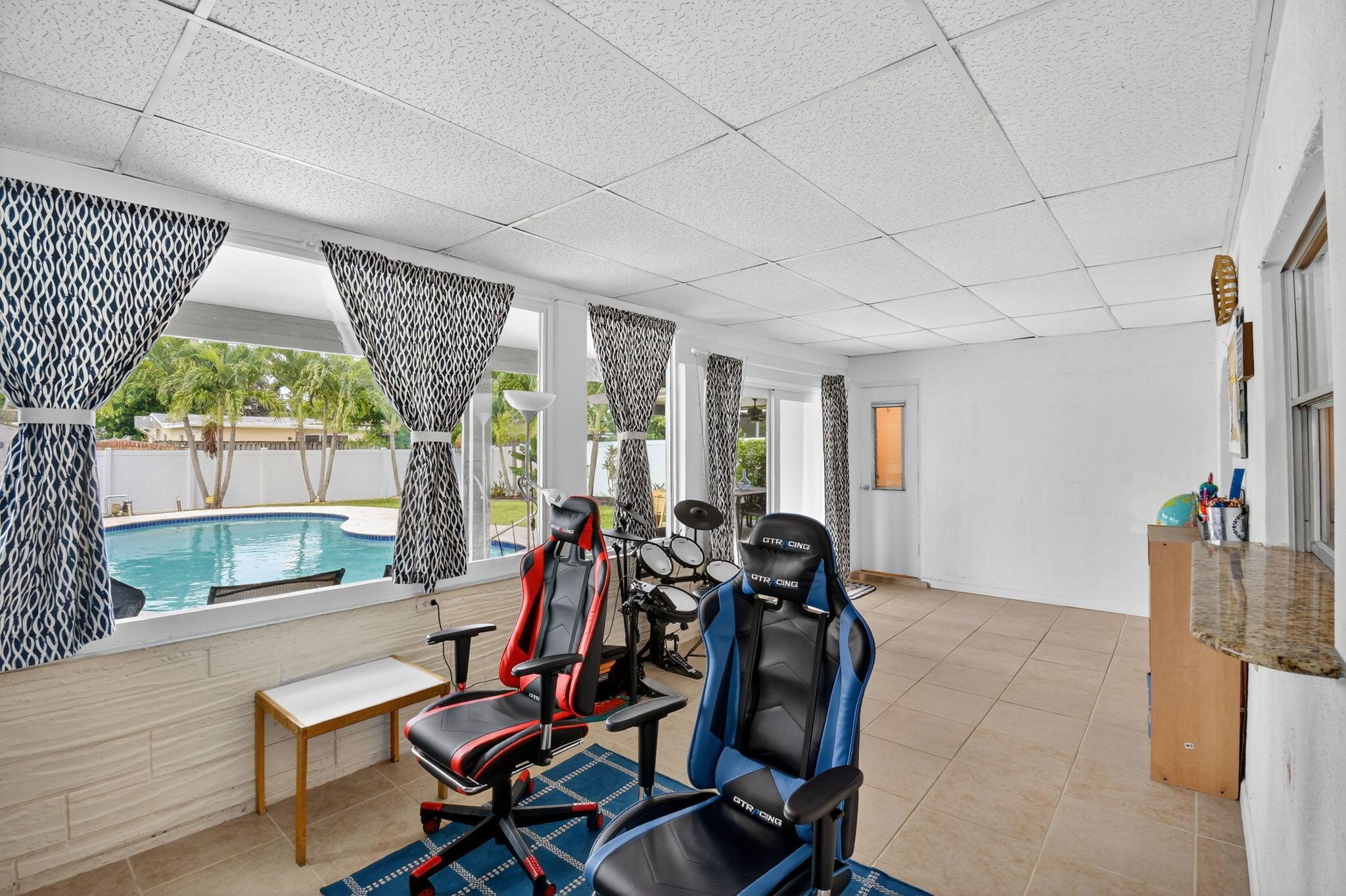 HOLLYWOOD HILLS - Residential