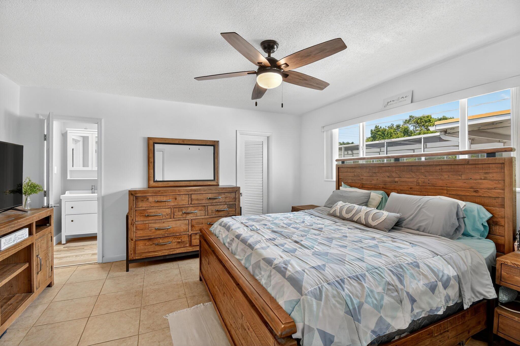 HOLLYWOOD HILLS - Residential