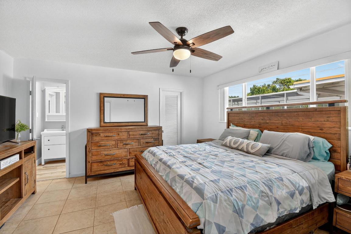 HOLLYWOOD HILLS - Residential