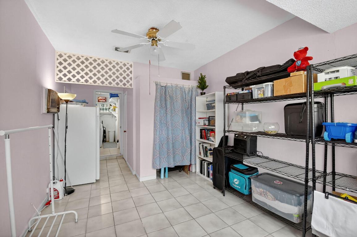 HOLLYWOOD HILLS - Residential