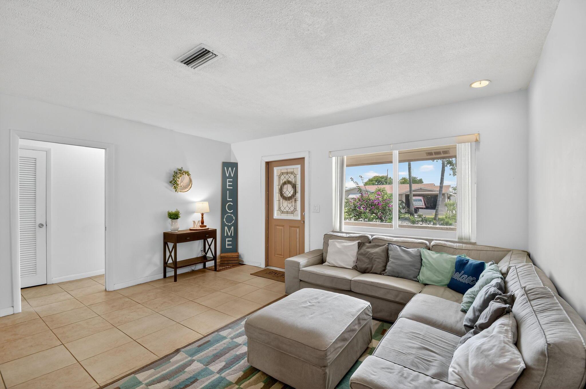 HOLLYWOOD HILLS - Residential