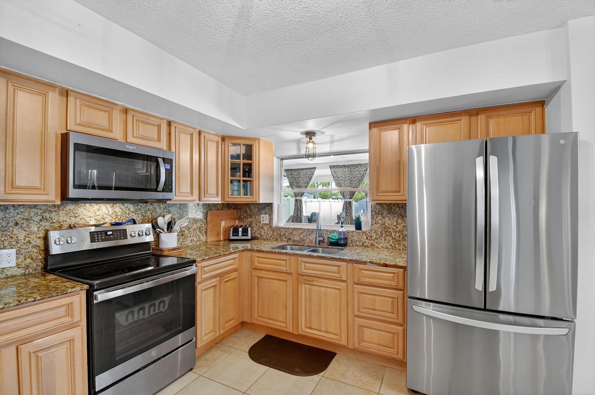 HOLLYWOOD HILLS - Residential