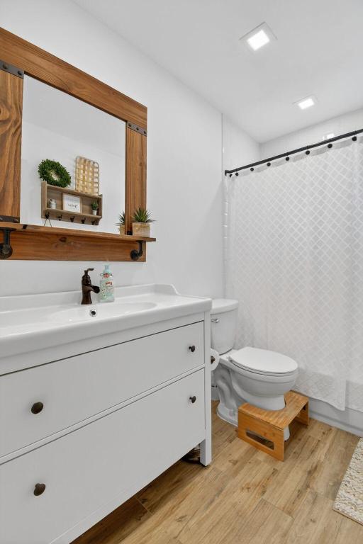 HOLLYWOOD HILLS - Residential