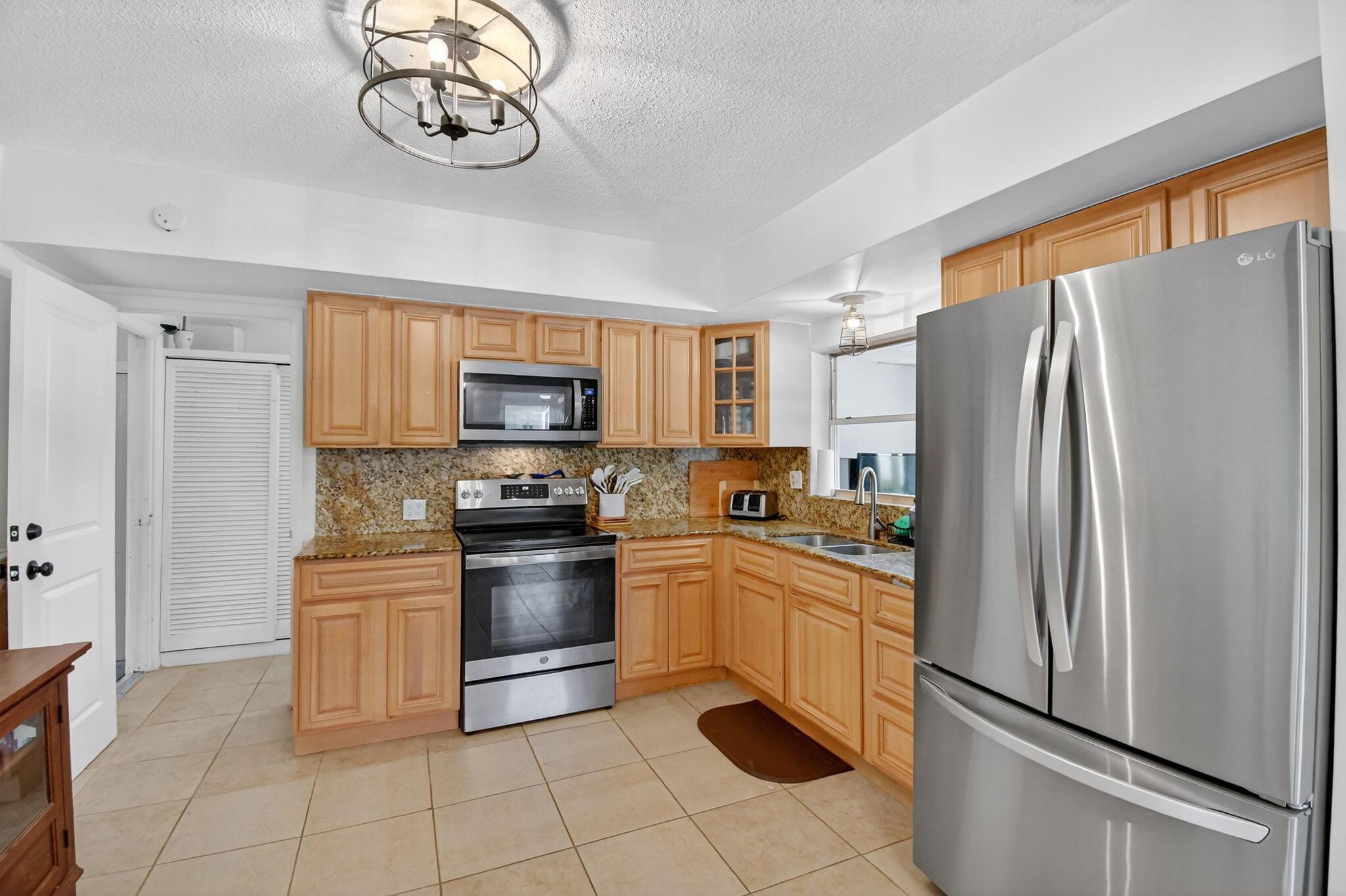 HOLLYWOOD HILLS - Residential