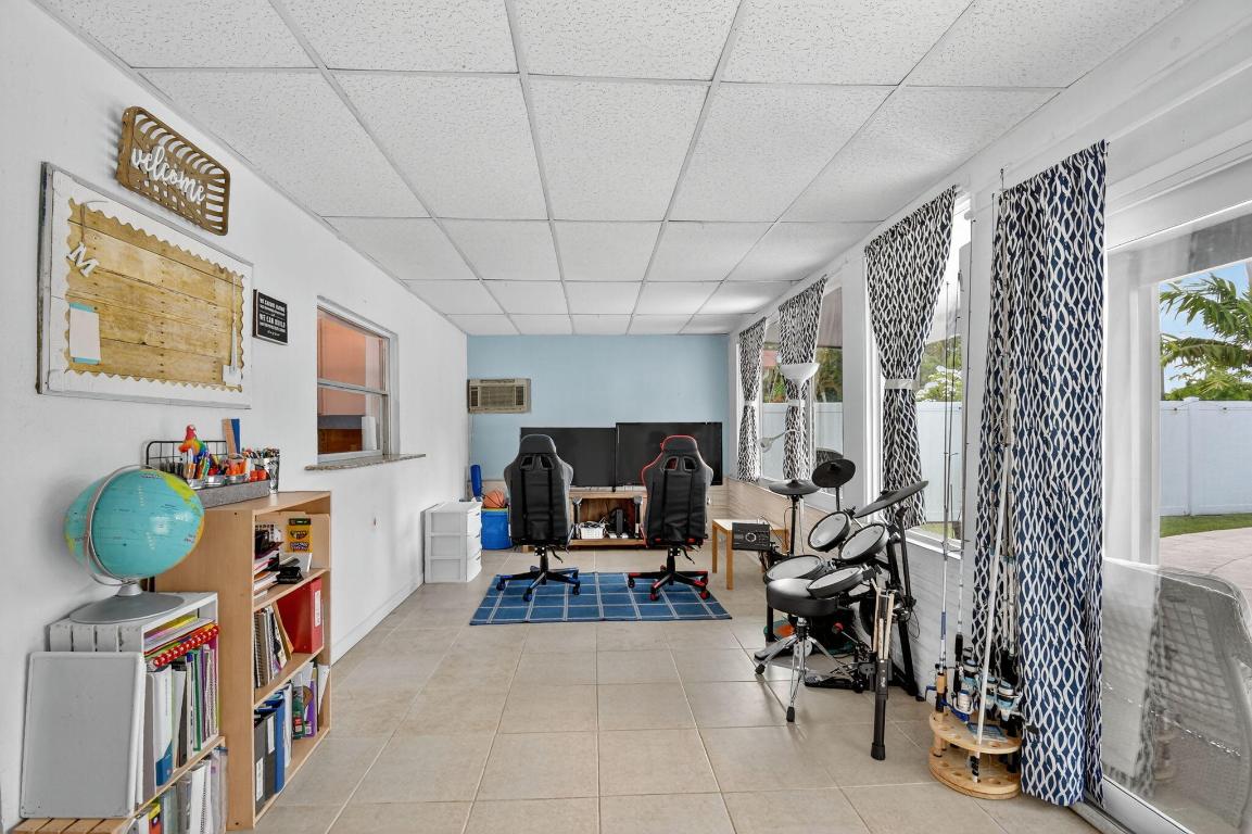 HOLLYWOOD HILLS - Residential