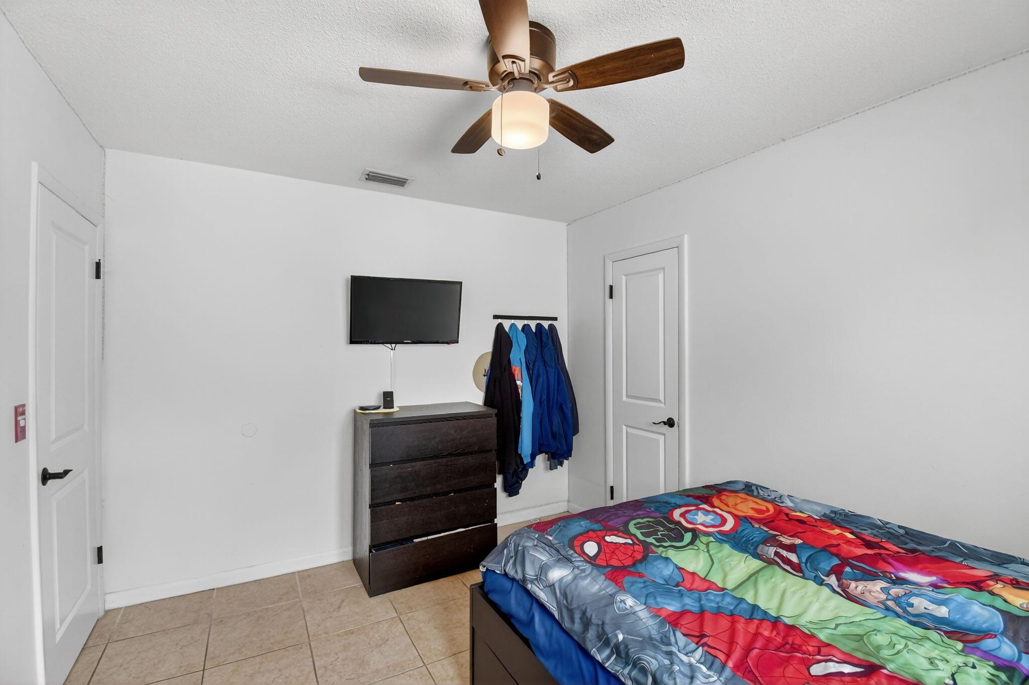 HOLLYWOOD HILLS - Residential