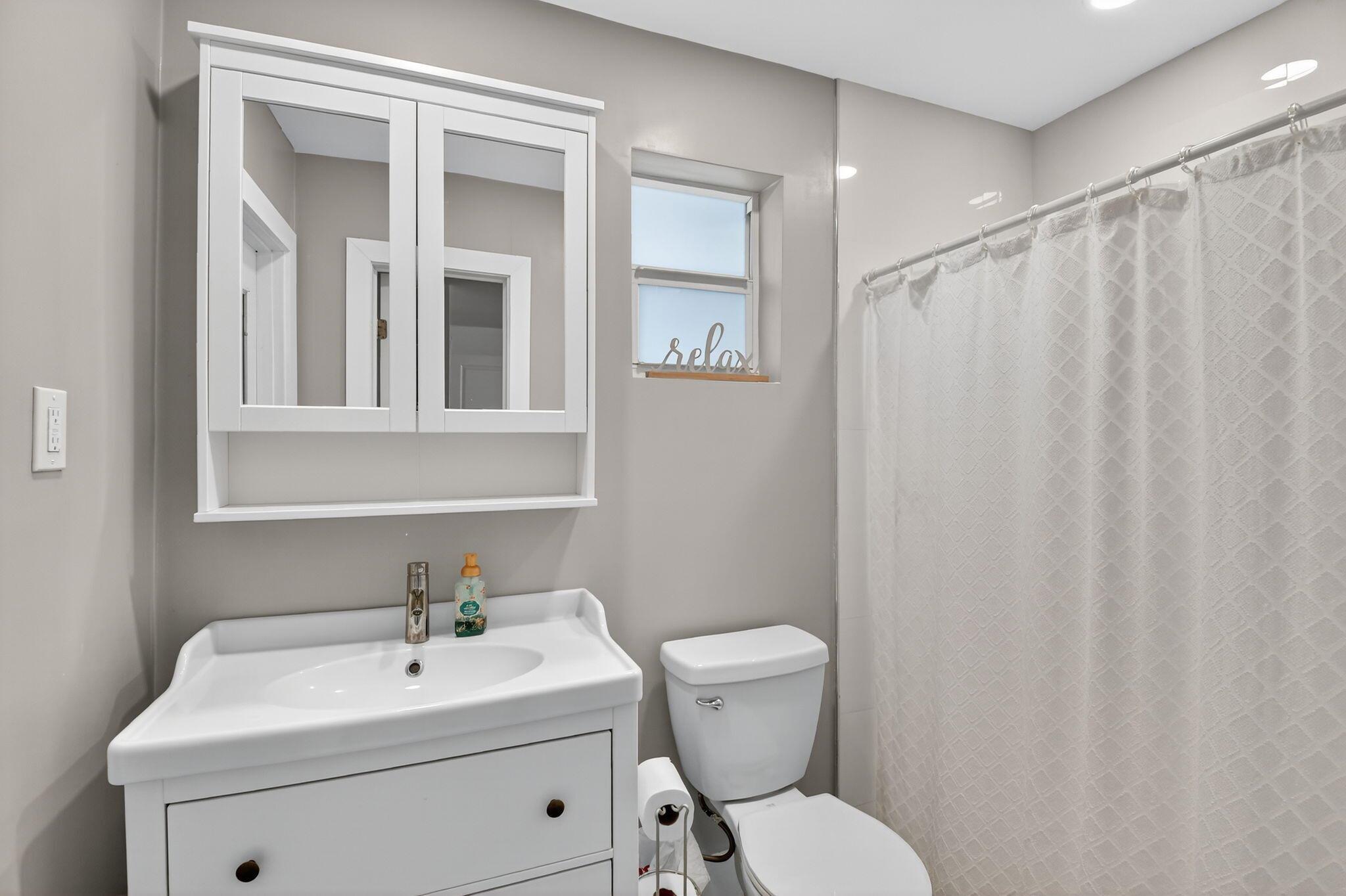 HOLLYWOOD HILLS - Residential