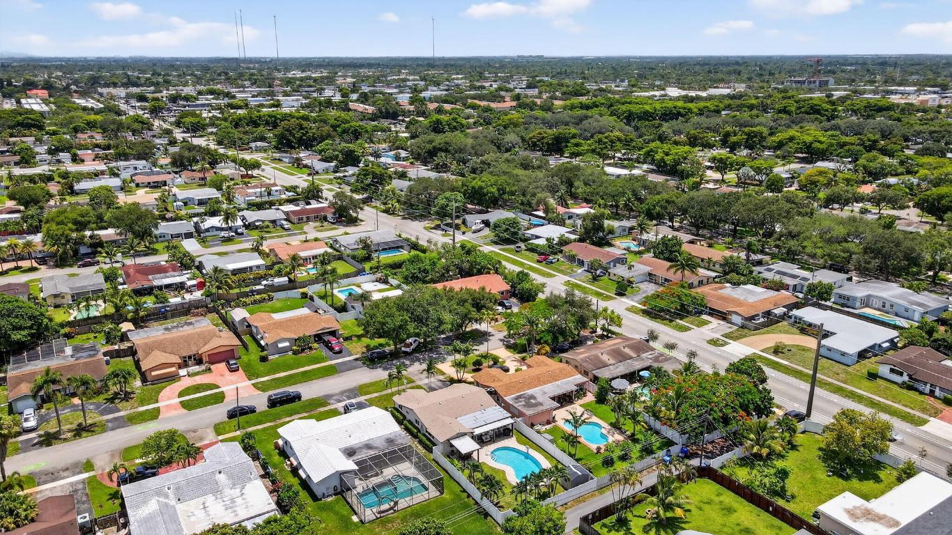 HOLLYWOOD HILLS - Residential