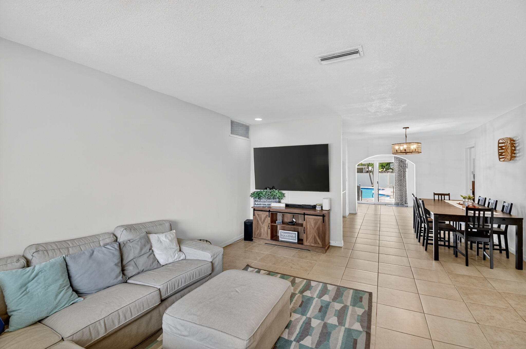 HOLLYWOOD HILLS - Residential