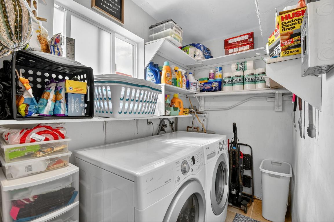 HOLLYWOOD HILLS - Residential