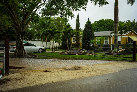 3825 Lakewood Road Palm Springs FL 33461