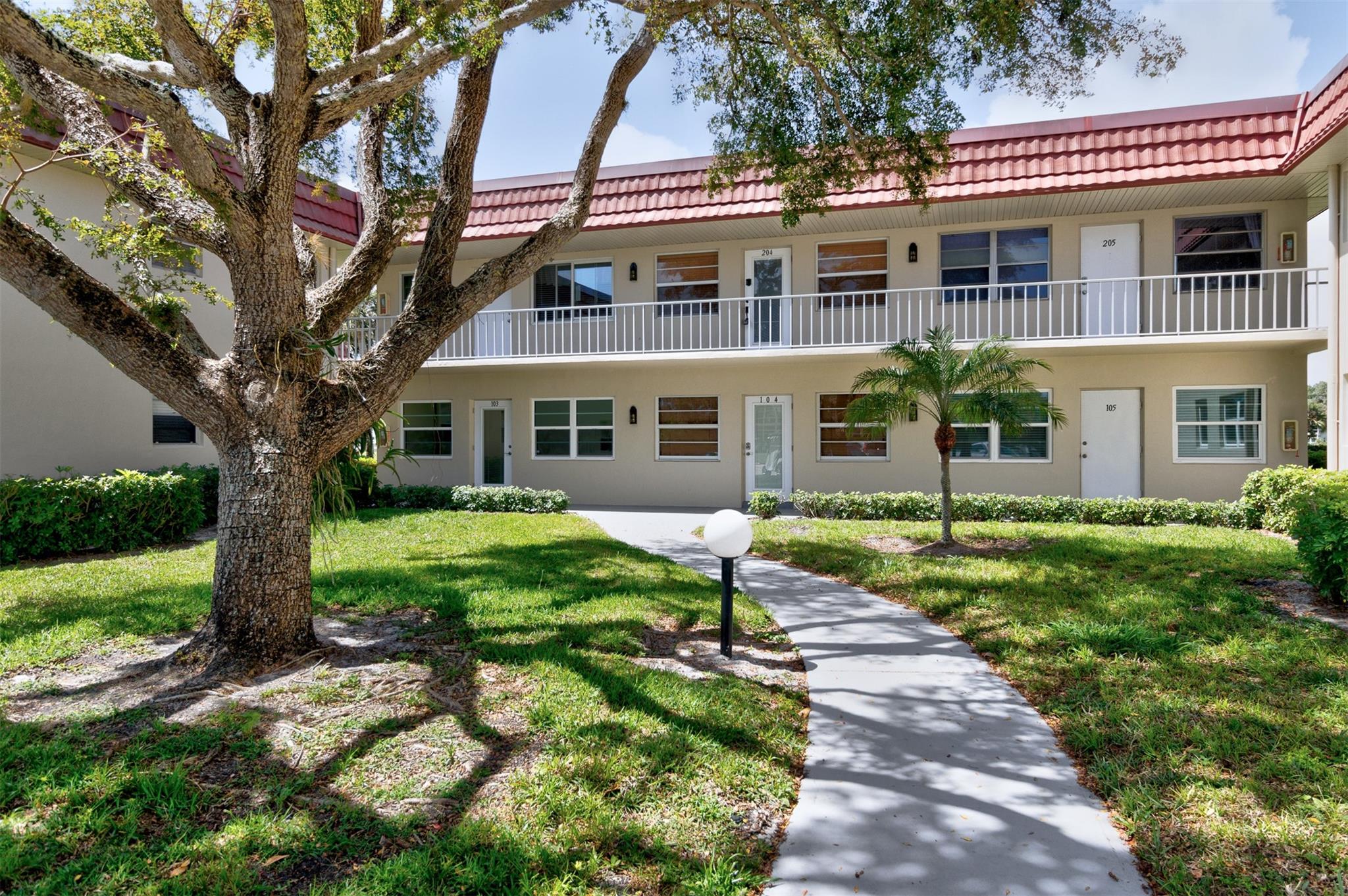 Fully furnished 1/1 with porch overlooking the greens. All you ever wanted in a condo at this price. Pickleball, Tennis, Golf, workout rooms, 3 pools and clubhouses. Easy to show.